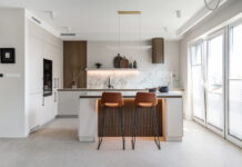 Scena i kulisy: Ewolucja układu kuchennego i rola „drugiej kuchni” w luksusowych domach Ewolucja układu kuchennego