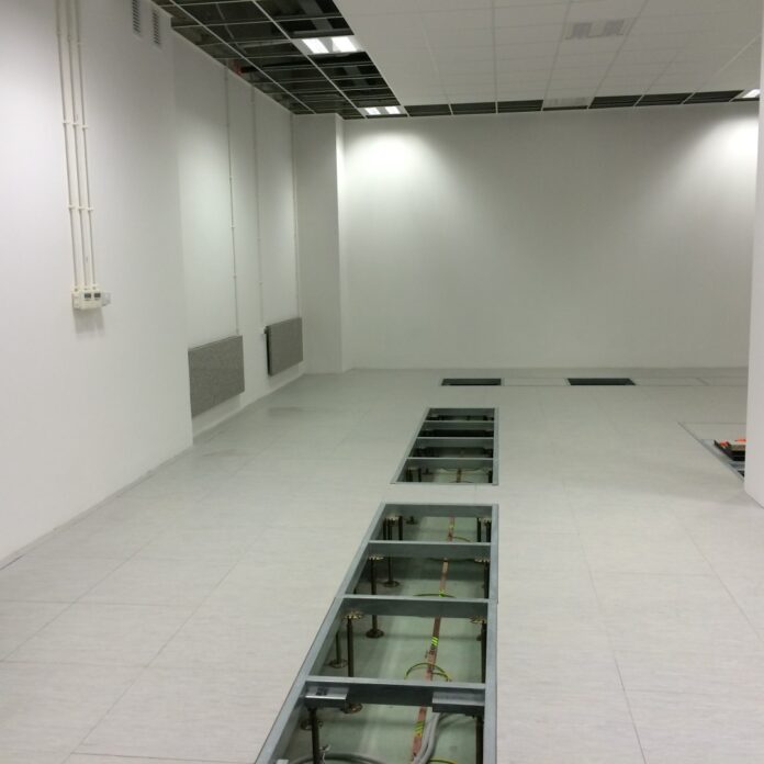 Jak układa się podłogę podniesioną i jakie błędy popełnia się najczęściej