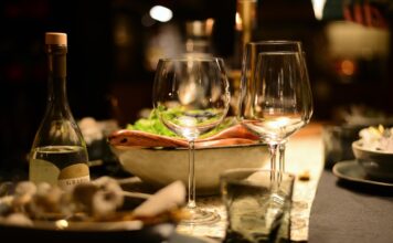 Porównanie materiałów i konstrukcji w stołach cateringowych